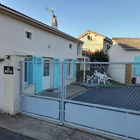 Gite Route 86 Le Vigeant Exterior photo